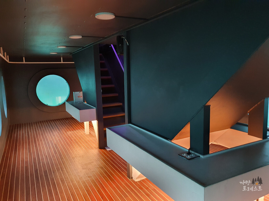 카페더씨 잠수함 내부