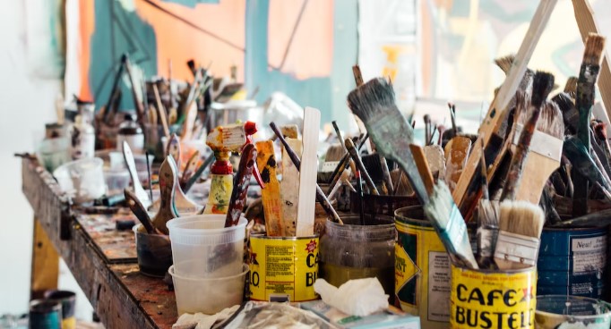 재료-페인트-붓-등-다양한-원자재-사진