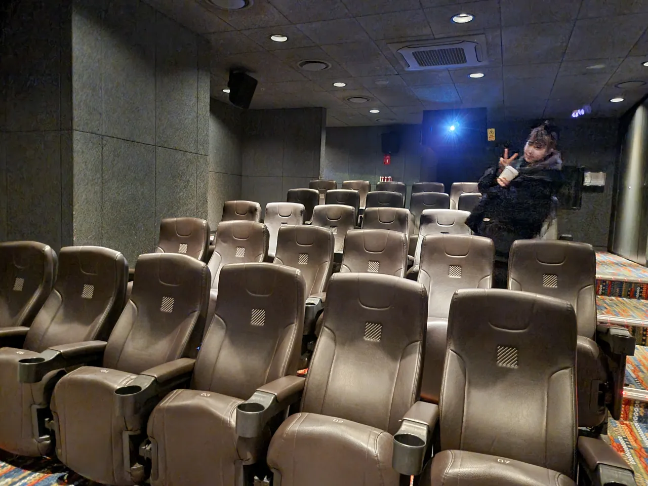 극장-관람석-서있는-여성