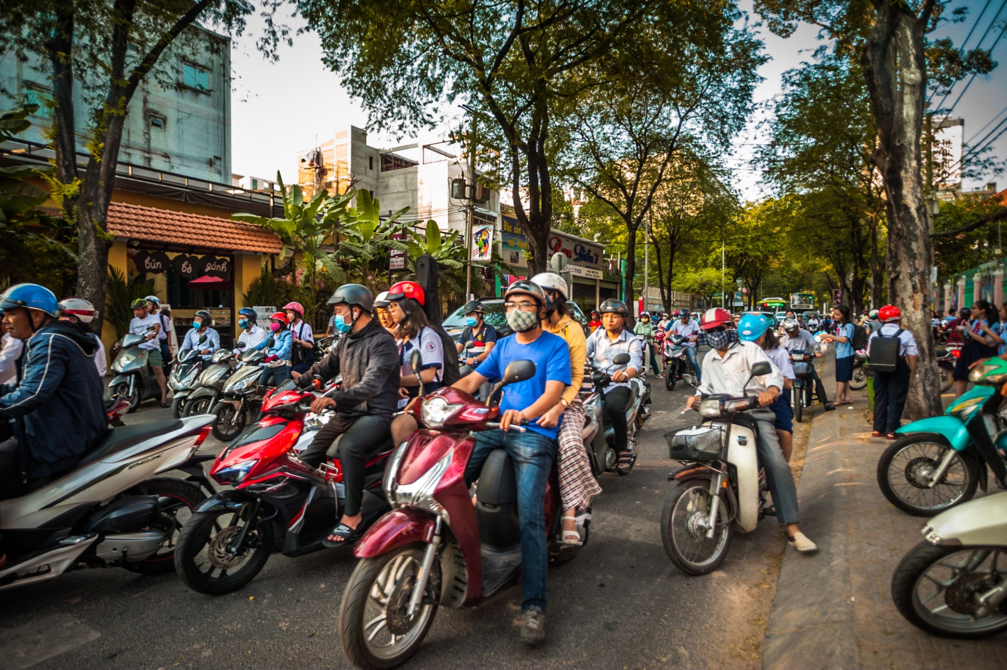 베트남에 퇴근 시간 오토바이들이 길거리를 가득 매웠다