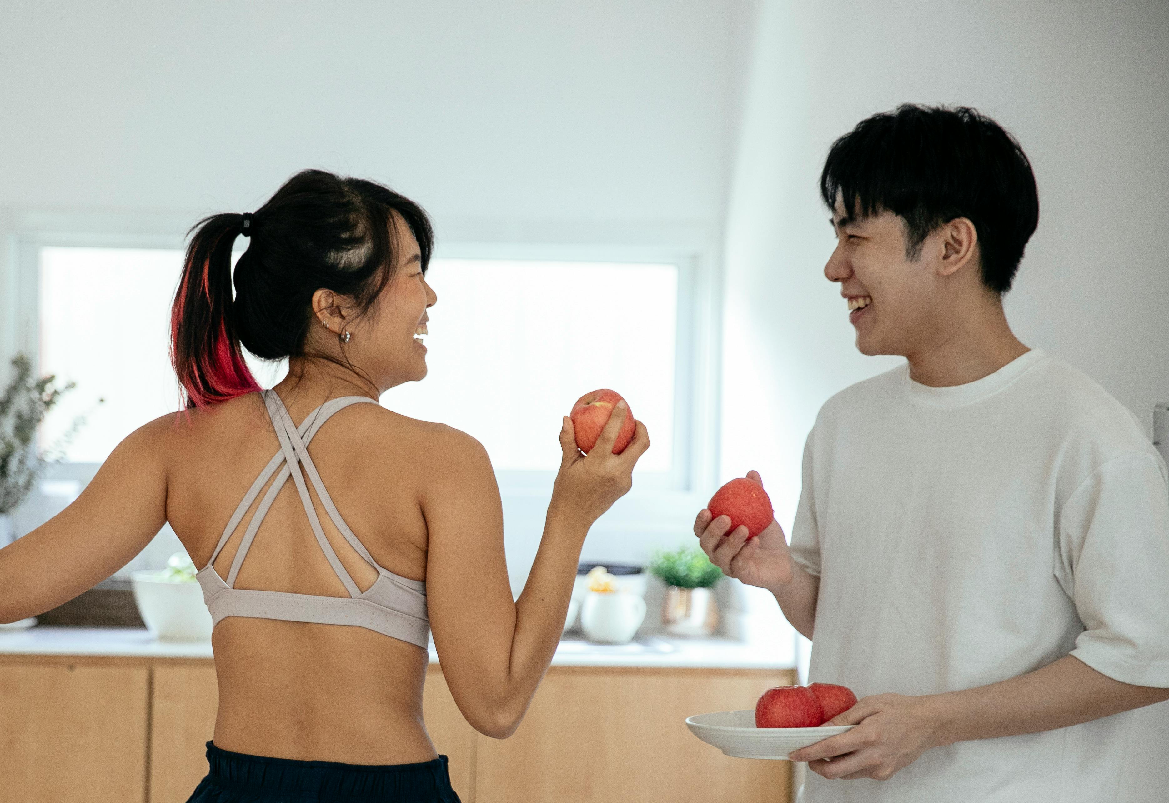 GI지수 낮은 사과로 아침식사를 하는 부부
