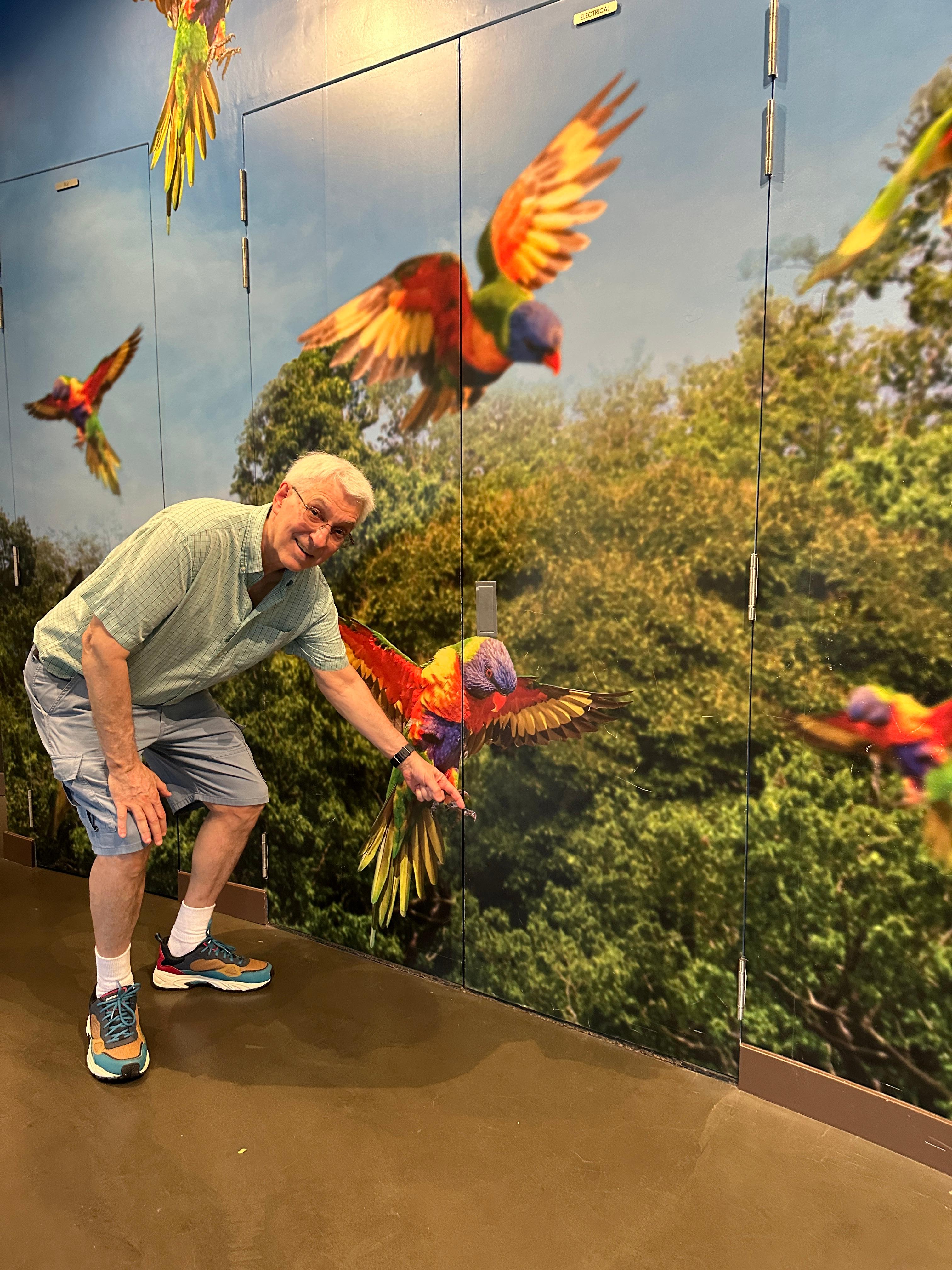 새를 비롯 동물을 너무 좋아하는 스티븐. 새 그림과도 한 컷