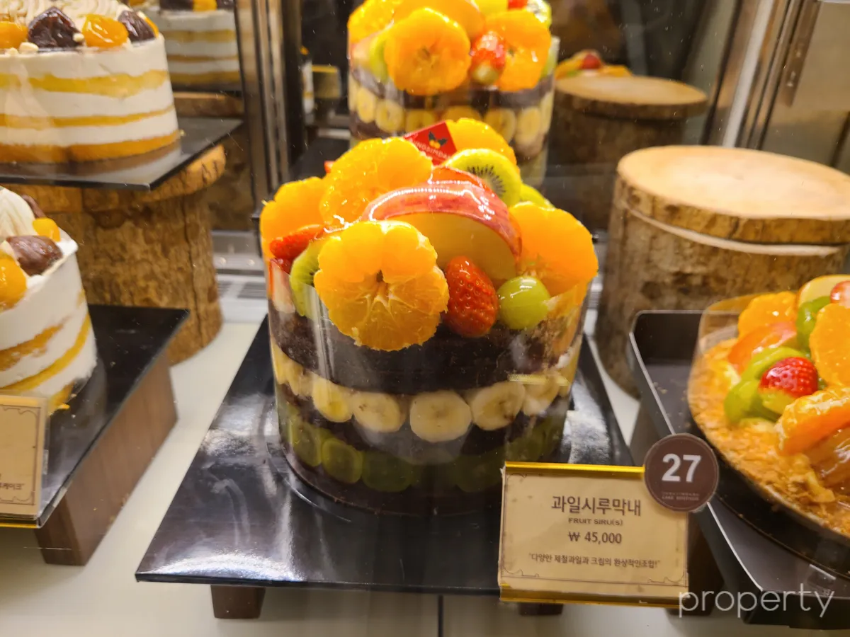 케이크진열대-여러가지과일이올라간초코케이크-과일시루막내-가격45000원