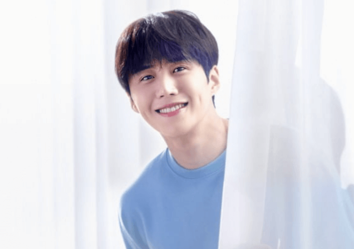 김선호-화보-하늘색-니트 data-ke-mobilestyle=