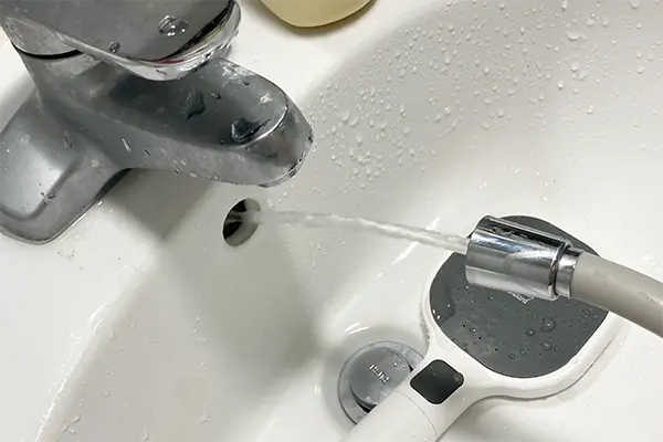 샤워기 헤드를 빼면 오버플로우 홀에 물을 쏘아 주기 편리하다.