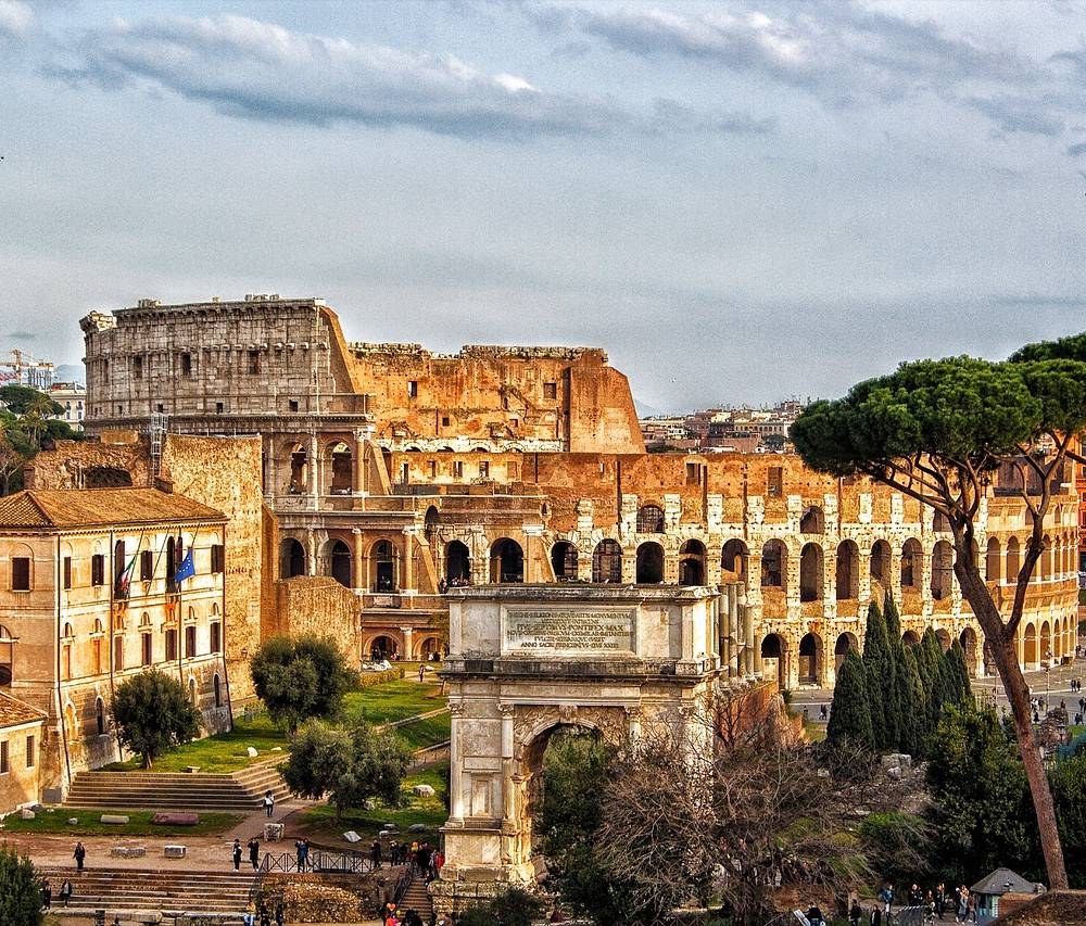 흐린 하늘아래 로마 콜로세움의 모습