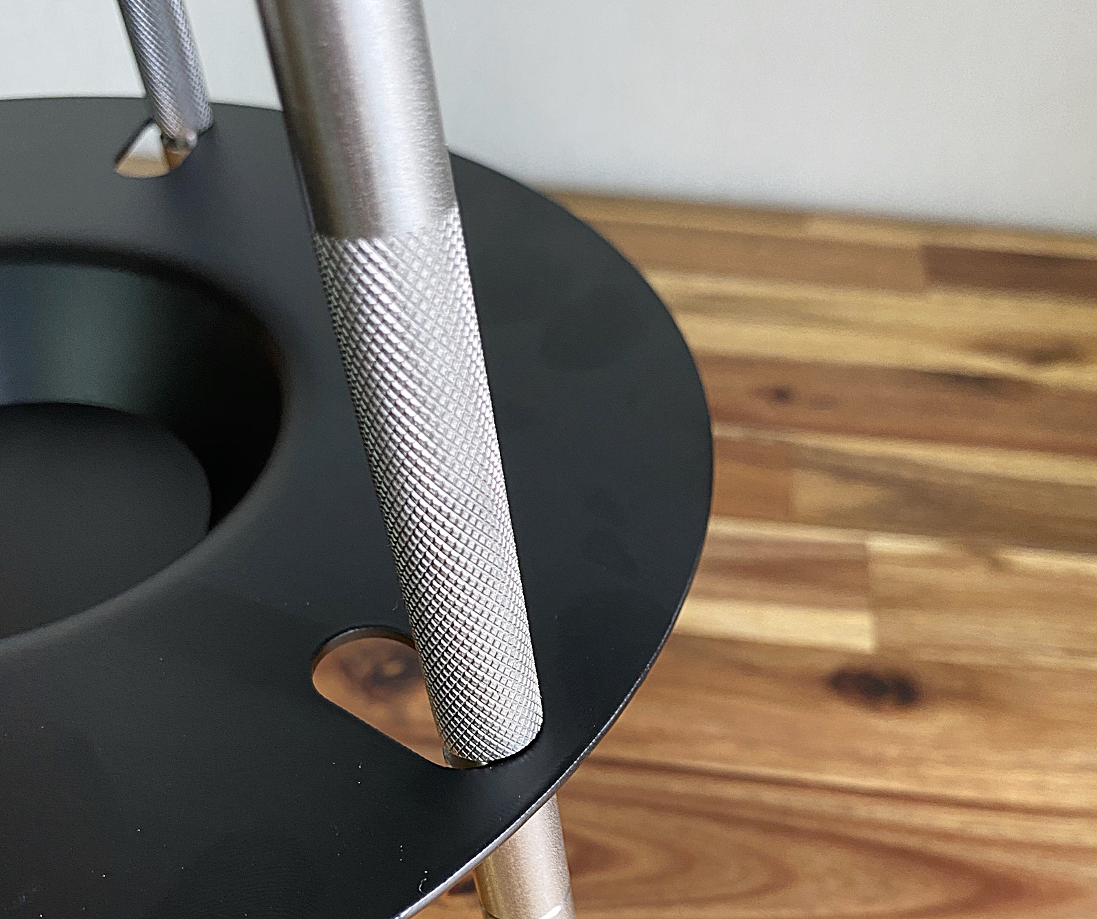 하판 홈에 다리 고정