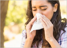 두드러기와 알레르기로 힘들어하는 사람들 이미지