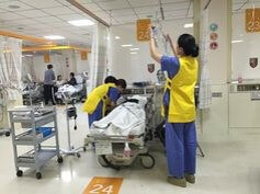 응급실에-실려가-긴급-처치를-받는-모습