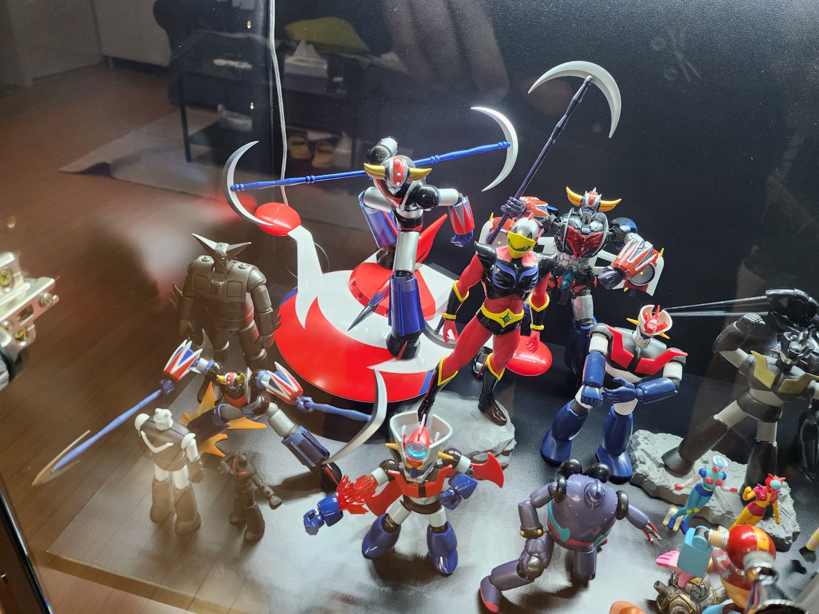 장식장 내 피규어