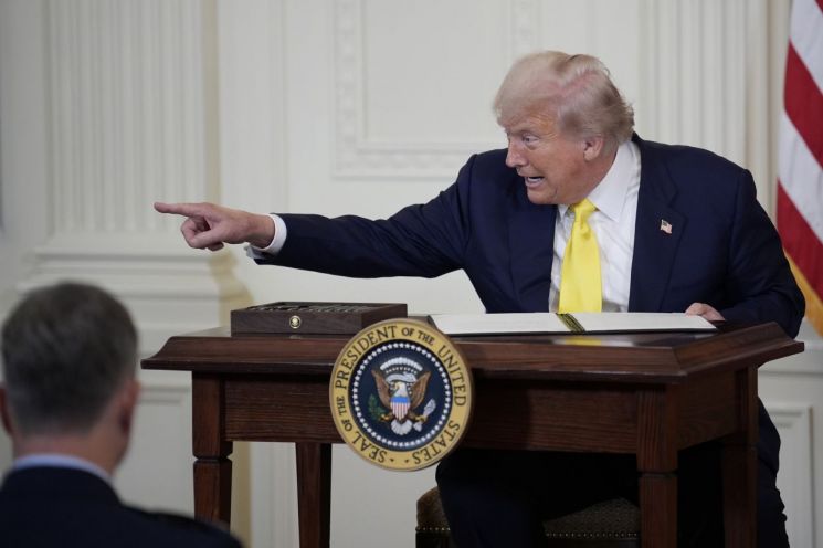 트럼프, 노벨 평화상 탈락 후 ‘미국 모욕’ 자평…수상 불발 이유 총정리 관련 사진