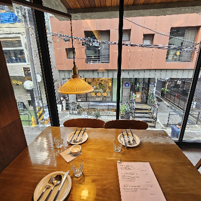 연남동 레스토랑 오마의 내부