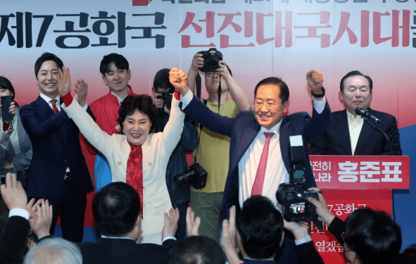 이성배 아나운서 이성배 프로필 이성배 나이 이성배 학력 이성배 SNS 이성배 고려대 MBC 아나운서 이성배 MBC 퇴사 아나운서 이성배 MBC 퇴사 이유 방송인 정치 입문 언론인 정치 진출 언론인 출신 정치인 홍준표 대변인 홍준표 캠프 이성배 홍준표 대선 캠프 대변인 2025 대선 대변인 이성배 정치 행보 이성배 정치권 진출 방송인 정치 참여 정치 캠프 언론인 이슈 인물 2025