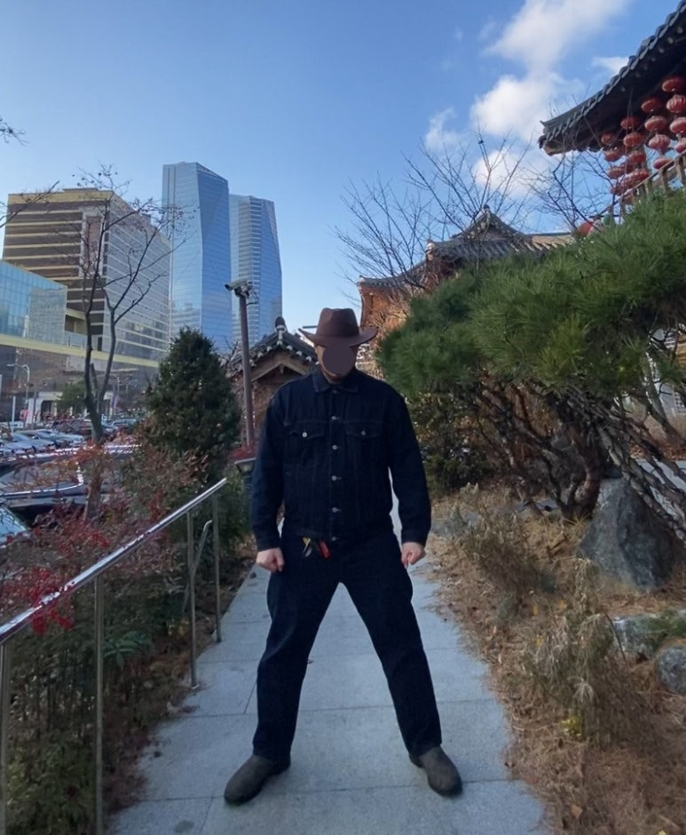 데일리룩('25. 12. 14.)유니버셜 케미스트리 페도라 카우보이모자 웨스턴모자, 무신사스탠다드 생지 데님트러커재킷, 무신사스탠다드 생지 데님팬츠, 블런드스톤 585 러스틱브라운