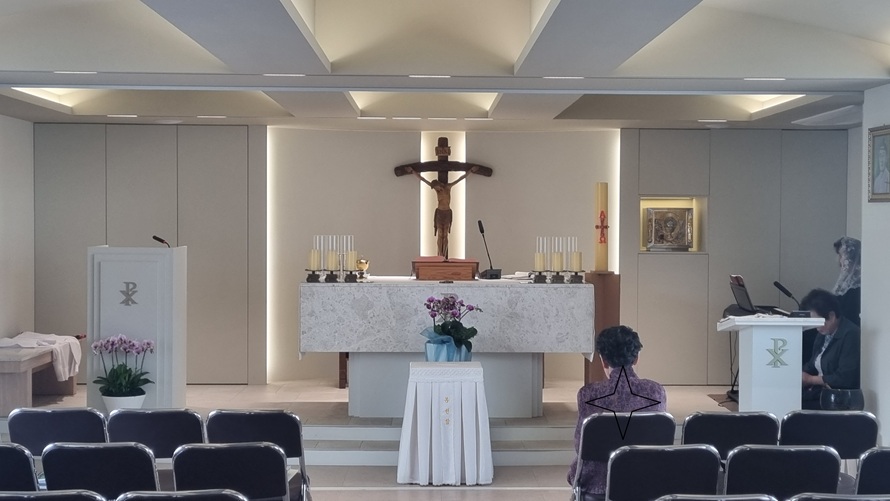 홍주순교성지성당 성전 안 제대, 제단, 십자고상, 감실 사진