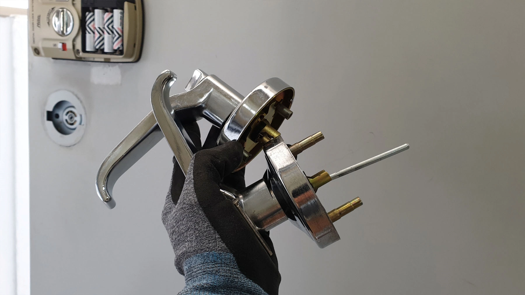 현관문 손잡이 뗀 모습