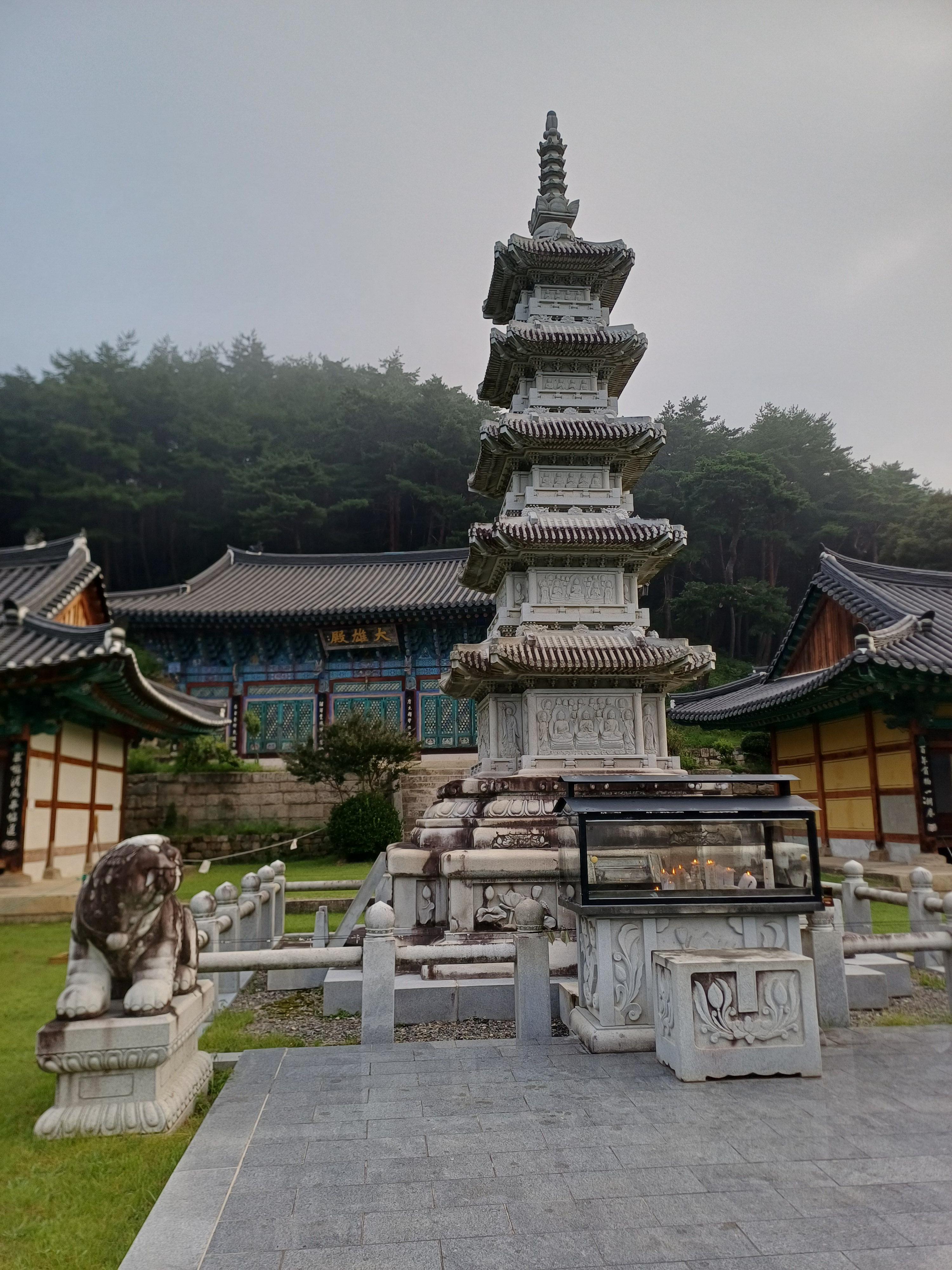 석탑과 촛불 보호함, 뒤편으로 보이는 법당 전경