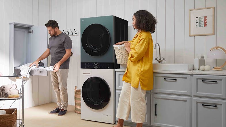 2024년 삼성과 LG의 최신 냉장고와 세탁기 비교 이미지. 삼성 제품은 AI 기술을 강조하고 있으며, LG 제품은 에너지 절약과 소음 절감을 특징으로 합니다.