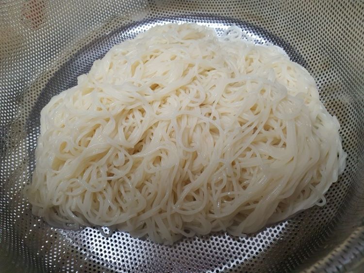 찬물에 여러 번 헹궈 전분기 제거
