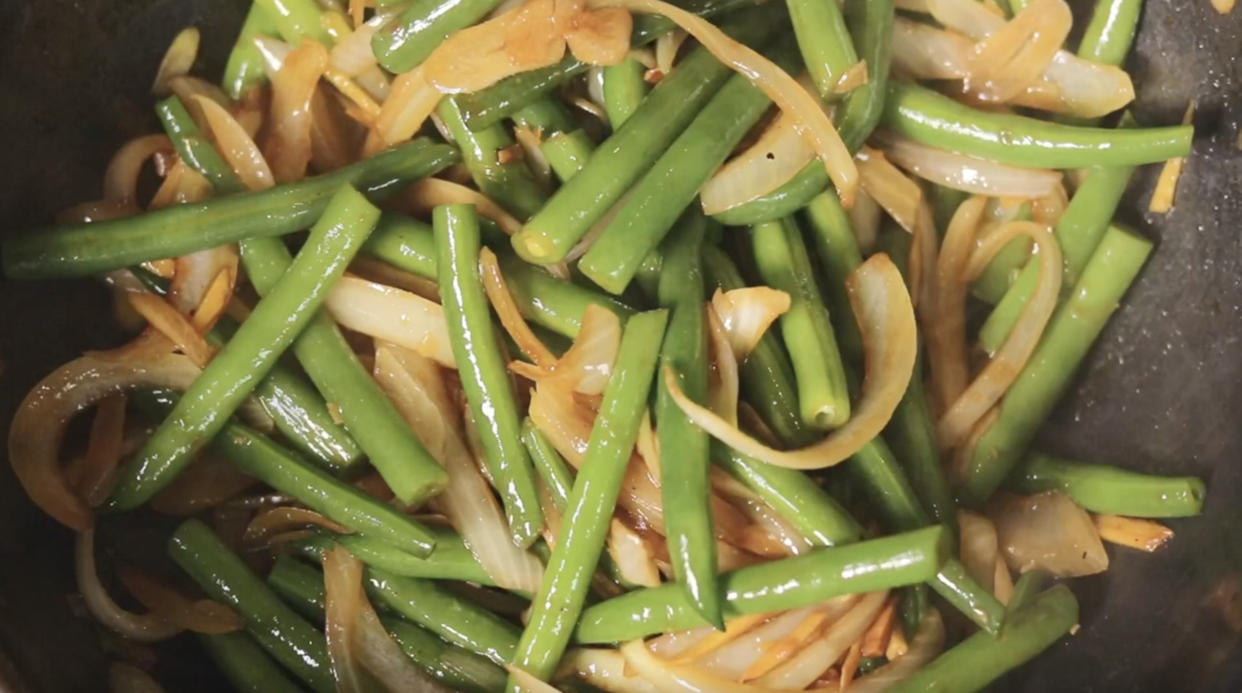 그린빈 양파 볶다가 간장 2스푼 넣고 볶기