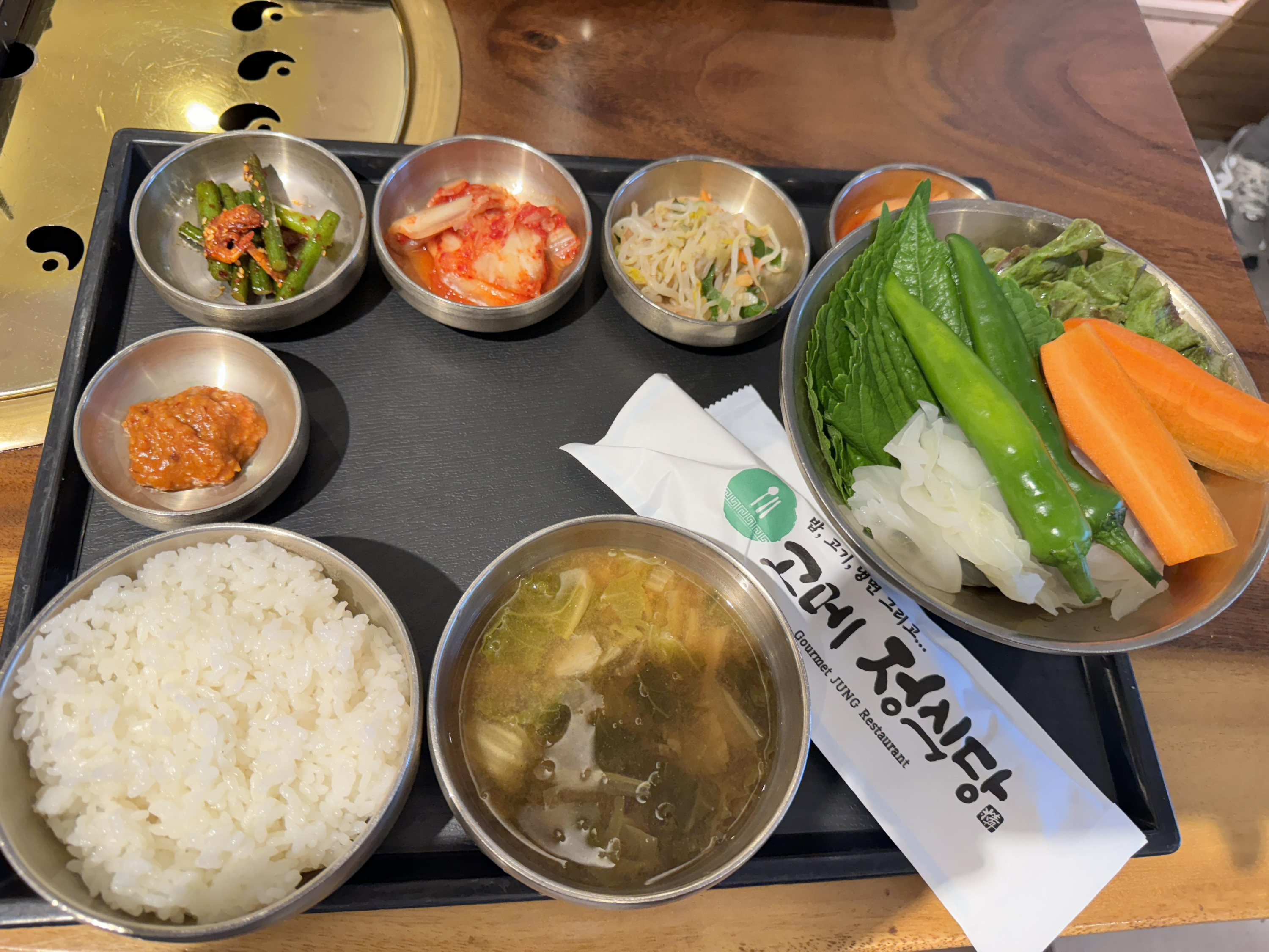 1인 개별 상이 나오는 독특하고 위생적인 식단