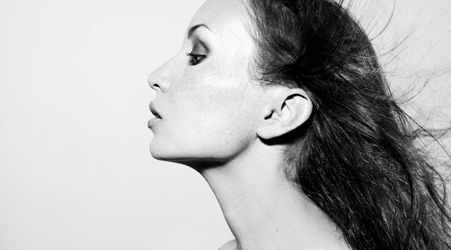 딸꾹질 멈추는 방법으로 억지로 트림을 유도하고 있는 여자