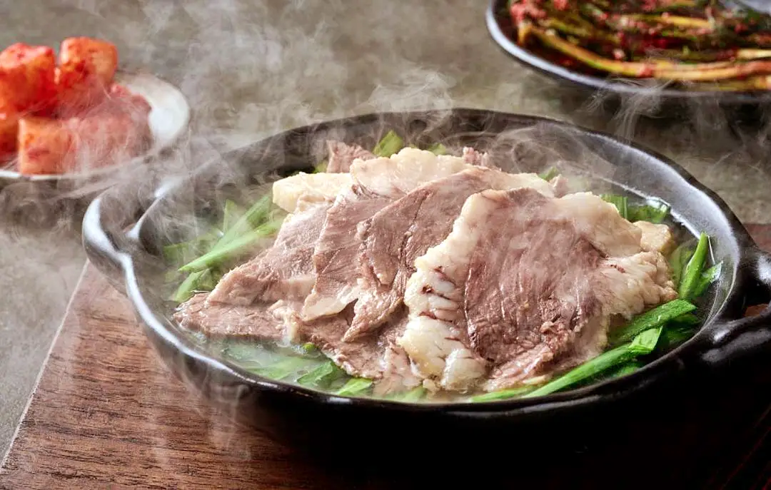 줄서는식당 권율 추천 차돌박이 갈빗살 아롱사태 모듬 수육, 낙지볶음, 특해장국 맛있는 식당 신사동 가로수길 해장국집 맛집 소개
