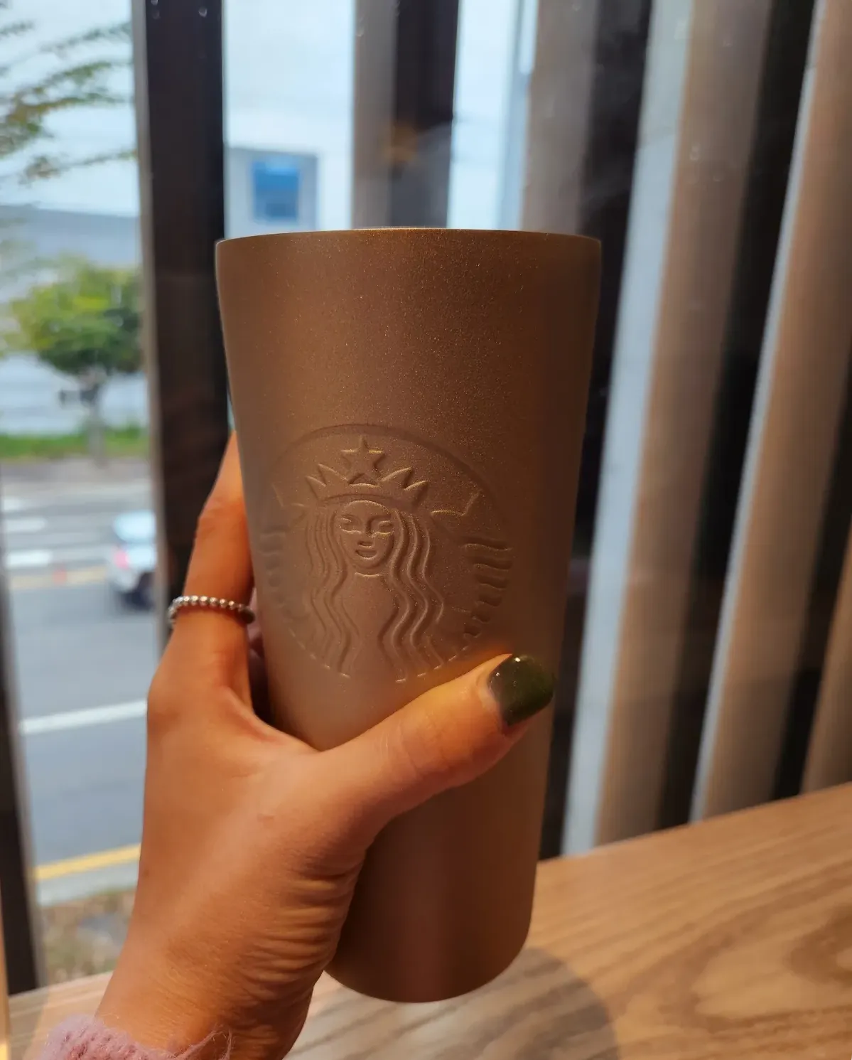 카페-손에들고-텀블러