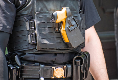 테이저건의 특징과 작동 원리, 위험성, 사례와 논란.