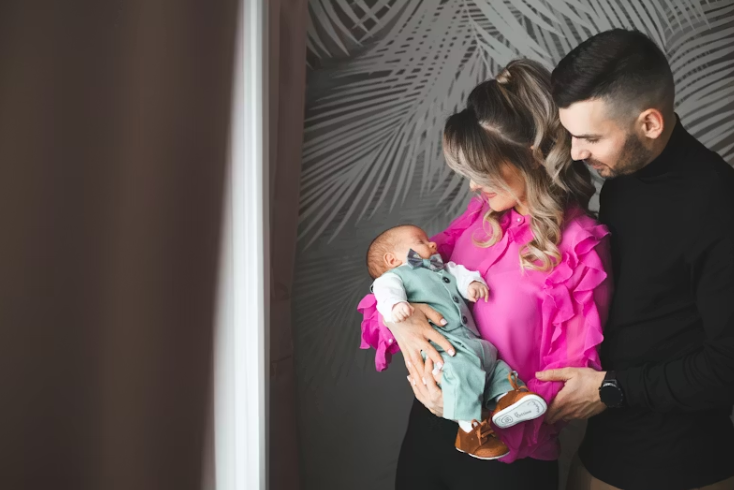 신생아를 안고 있는 부모의 모습, 영아 양육과 부모급여 육아 지원 정책을 상징하는 장면