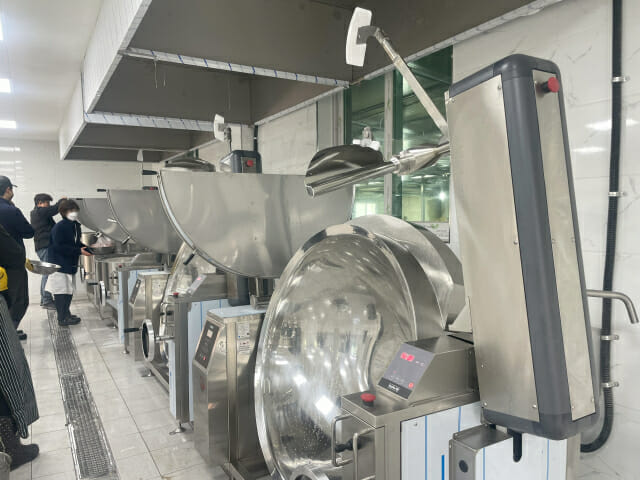현대소망의료재단 내 급식 주방에서 웨이브 '스마트 쿠킹 솔루션'과 '스마트 커팅 솔루션'을 사용하는 모습