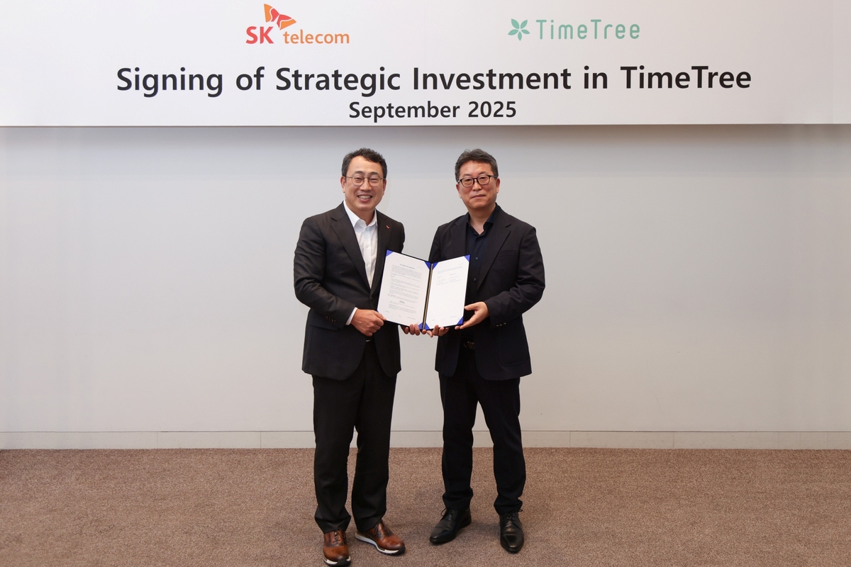 유영상 SK텔레콤 CEO(왼쪽)와 박차진 타임트리 대표이사