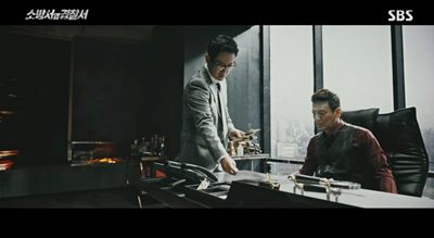 예전 사건을 덮기 위하여 사건 조작을 하고 있는 마태화와 변호사의 사진입니다.