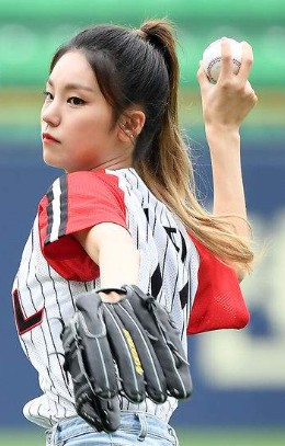 LG 트윈스 ITZY 채령 예지 시구 사진 SSG랜더스