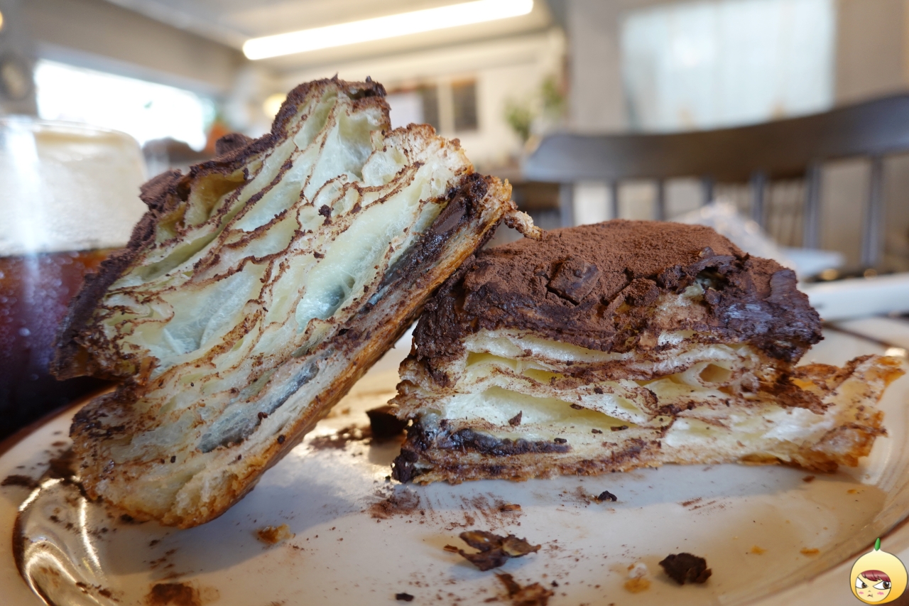 더티초코를 반으로 가르면 결이 보여요