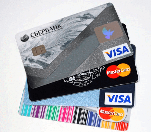 4장의 신용카드가 겹쳐진 장면으로 VISA 카드와 마스터 카드가 있다.