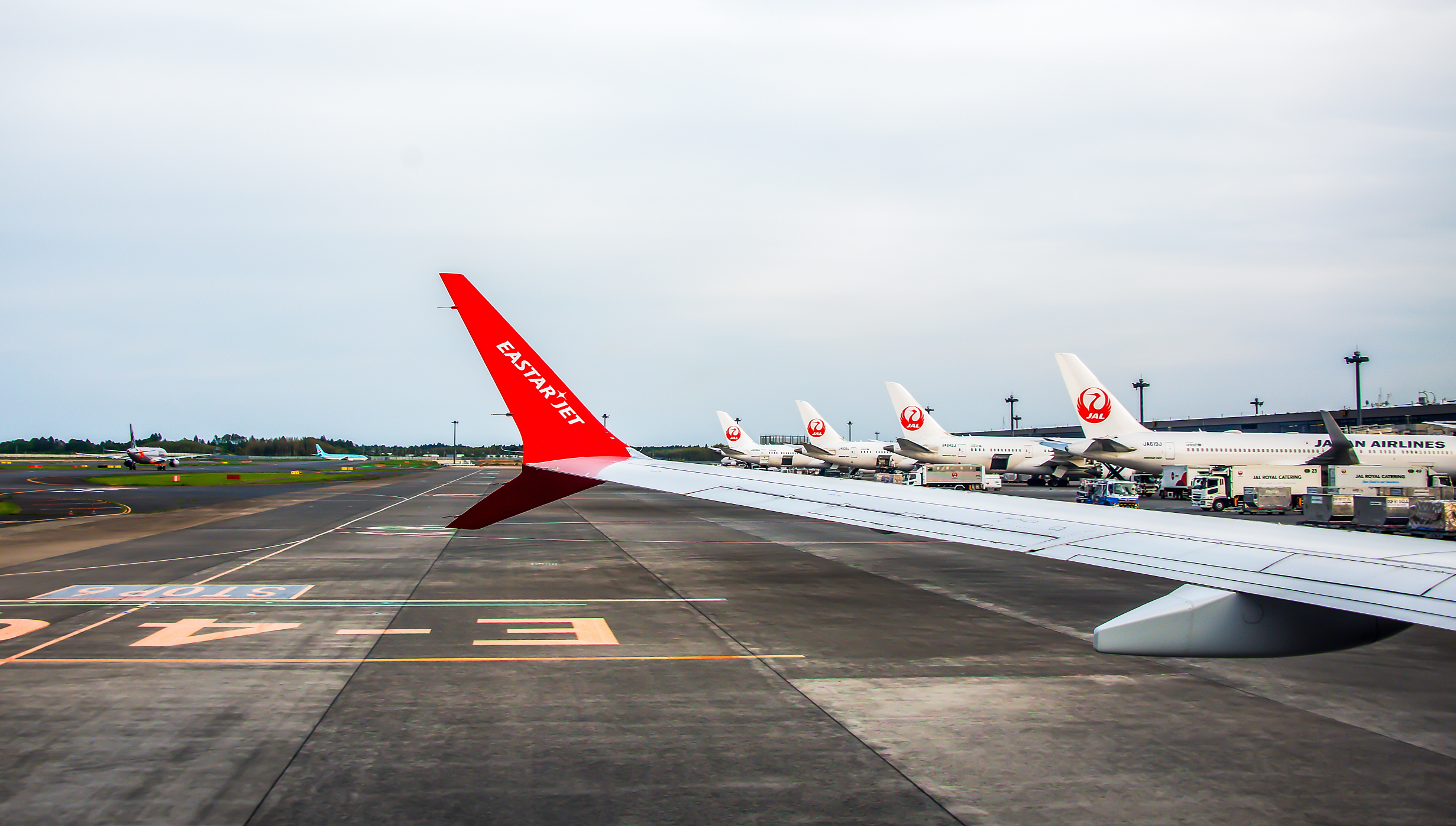 여행의 즐거움은 역시 비행기! 창가에 앉아 구름 위를 나는 느낌은 이루 말할 수가 없다. 많은 비행기들중 이스타항공이 좋은 이유는 가격도 가격이지만 비행기 디자인이 이쁘다. 특히 날개 끝 부분의 로고와 색상 이런 스타일의 비행기를 선호한다. 아시아나 그렇고... 사진을 찍으면 저런 로고가 없으면 밋밋하다.