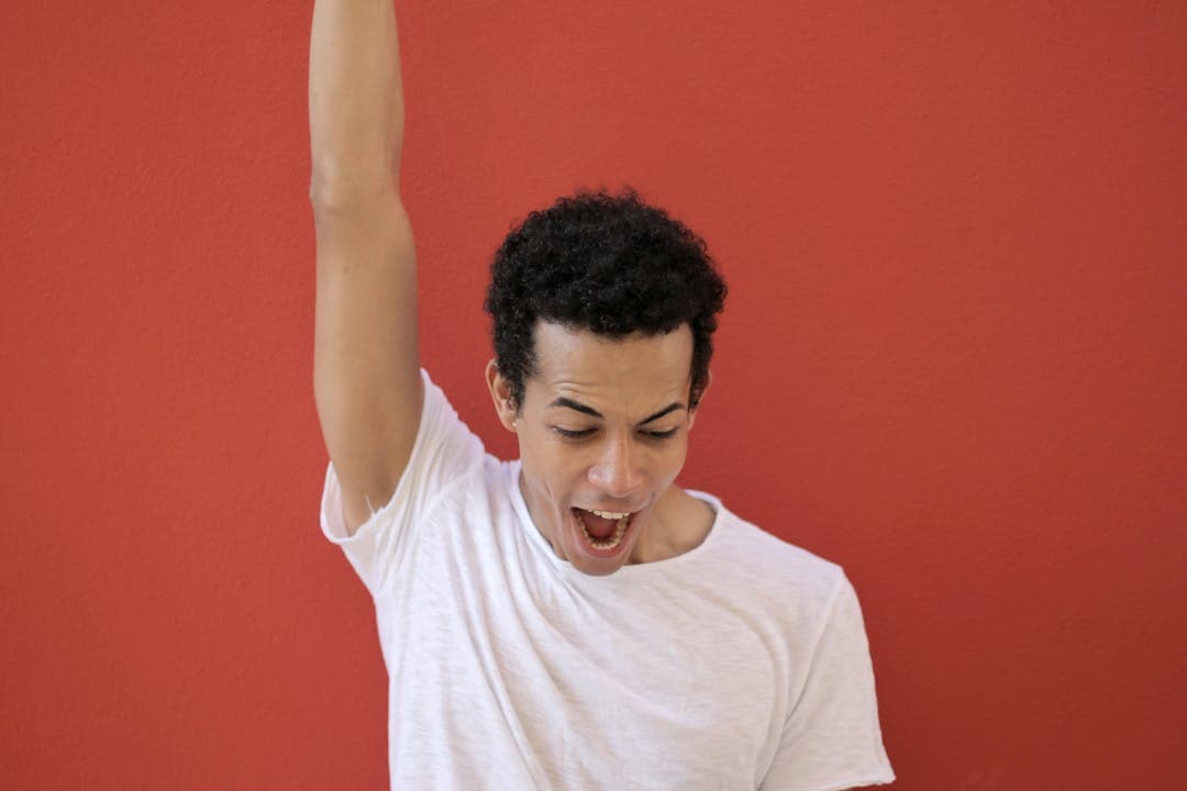 스마트폰 설정을 마치고 환호하는 남성의 모습