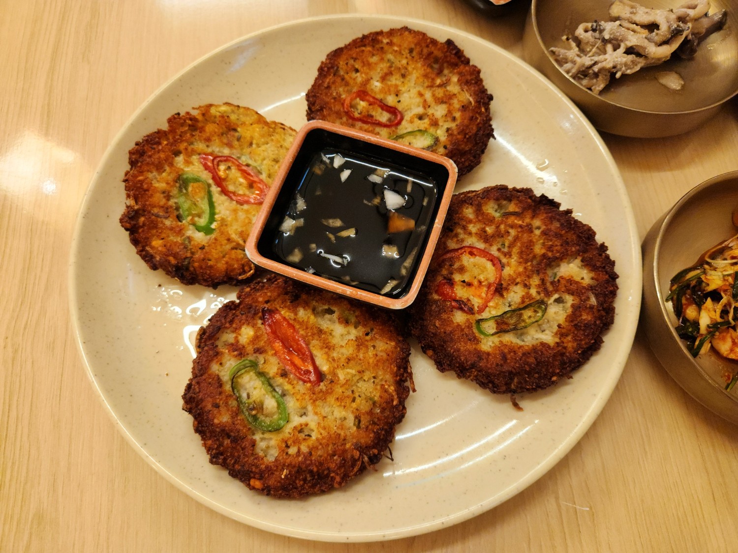녹두 빈대떡이 접시 위에 있다