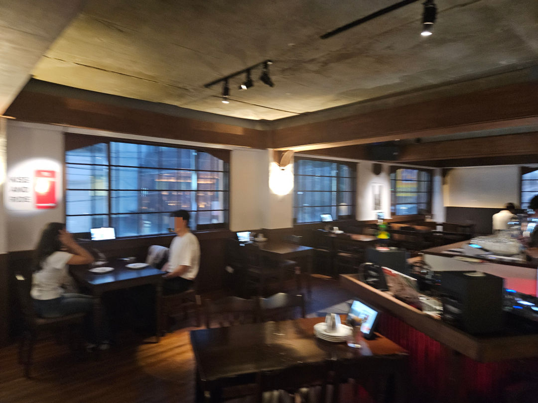 윤공 퓨전한식 매장 내부