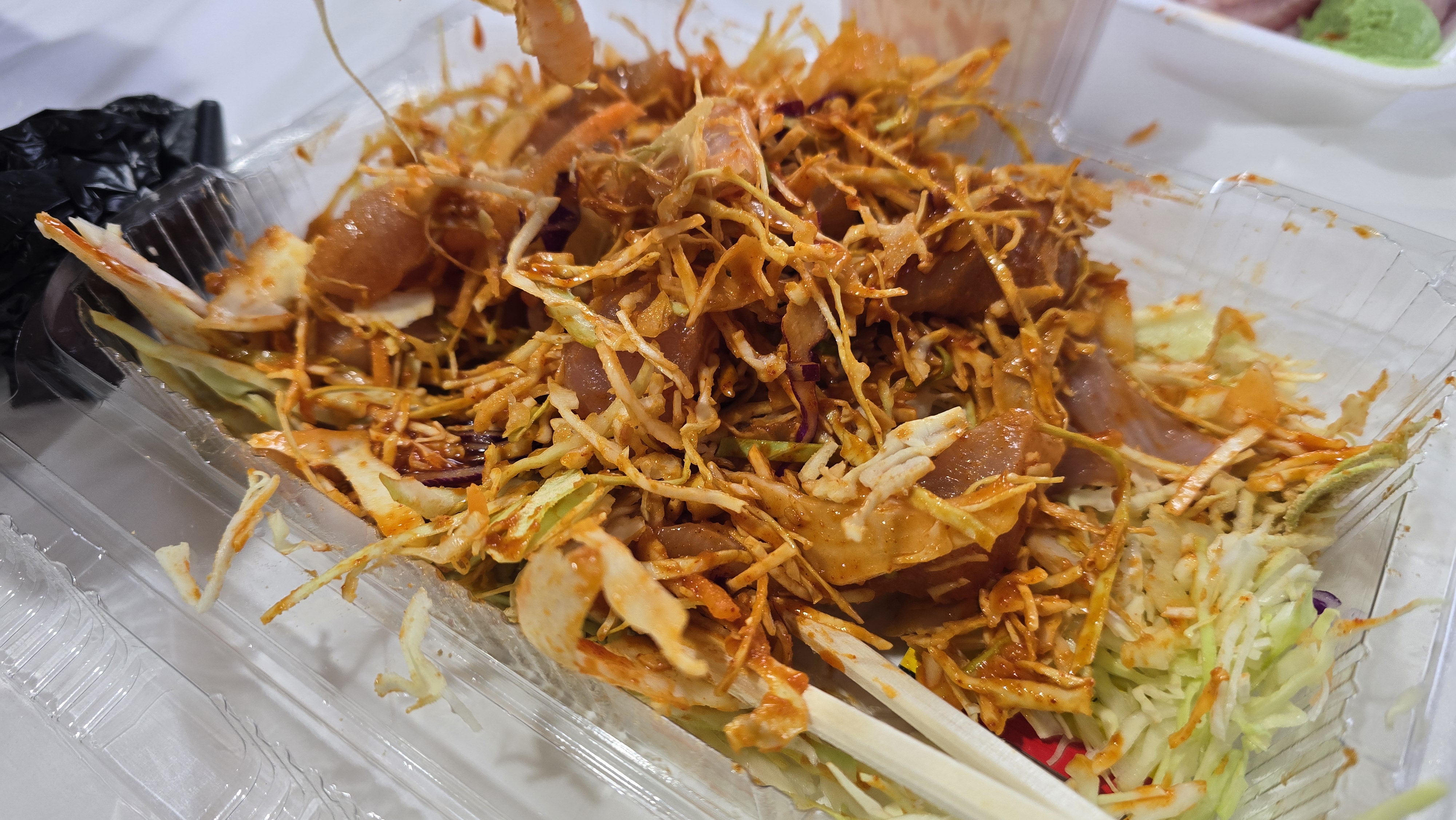 야채 양념에 회를 묻히는 사진