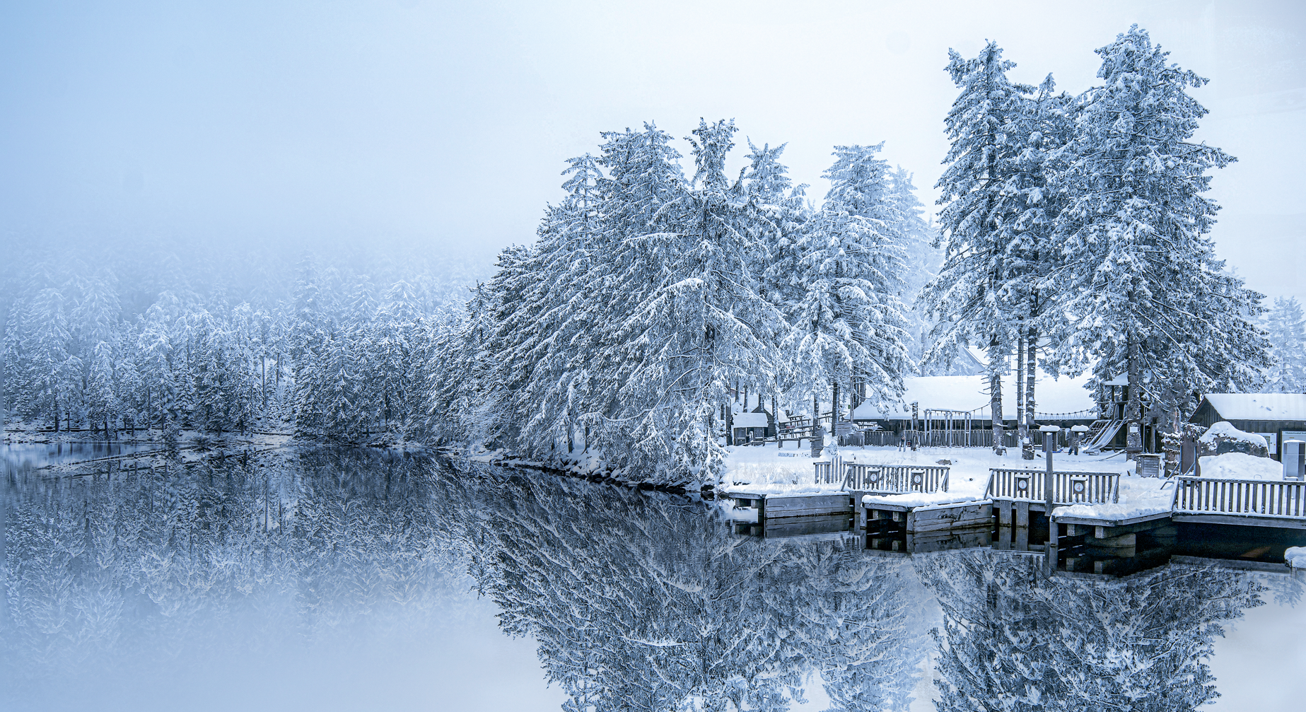 겨울 조용한 호수 설경사진