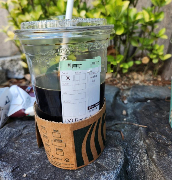 스타벅스 닉네임을 실명으로 설정해 놓고, 닉네임이 부착된 일회용 컵을 아무렇지 않게 무단 투기한 이들을 비판하는 글이 올라왔다. 사진은 작성자가 공개한 무단 투기된 쓰레기. [사진=온라인 커뮤니티]