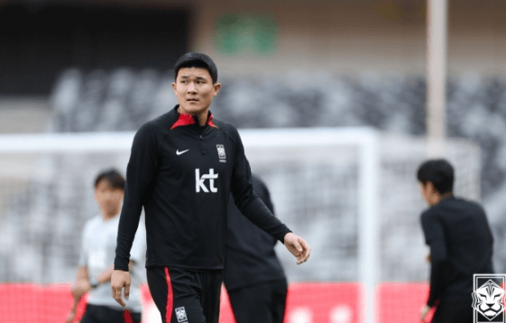 걸어가는 김민재