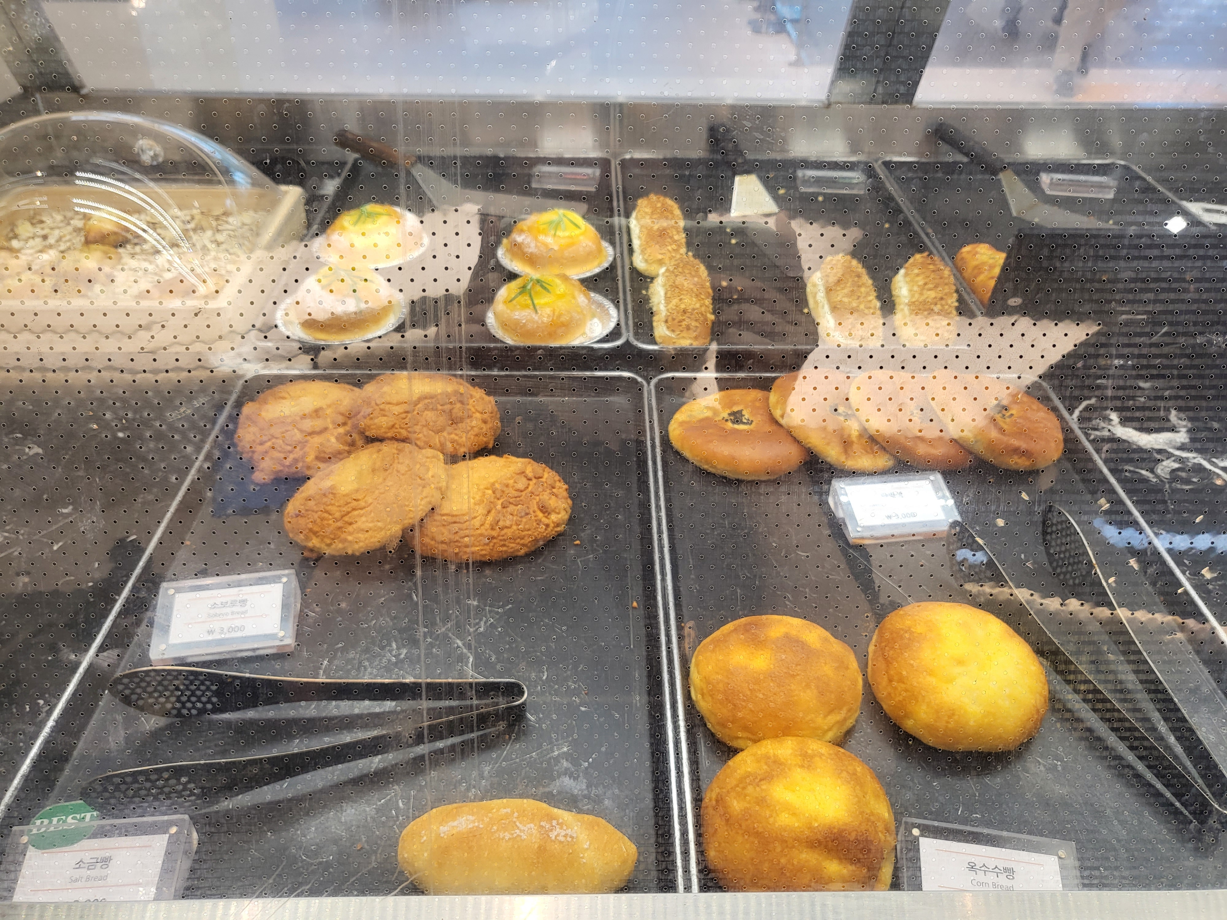지금이곳 - 빵 진열1
