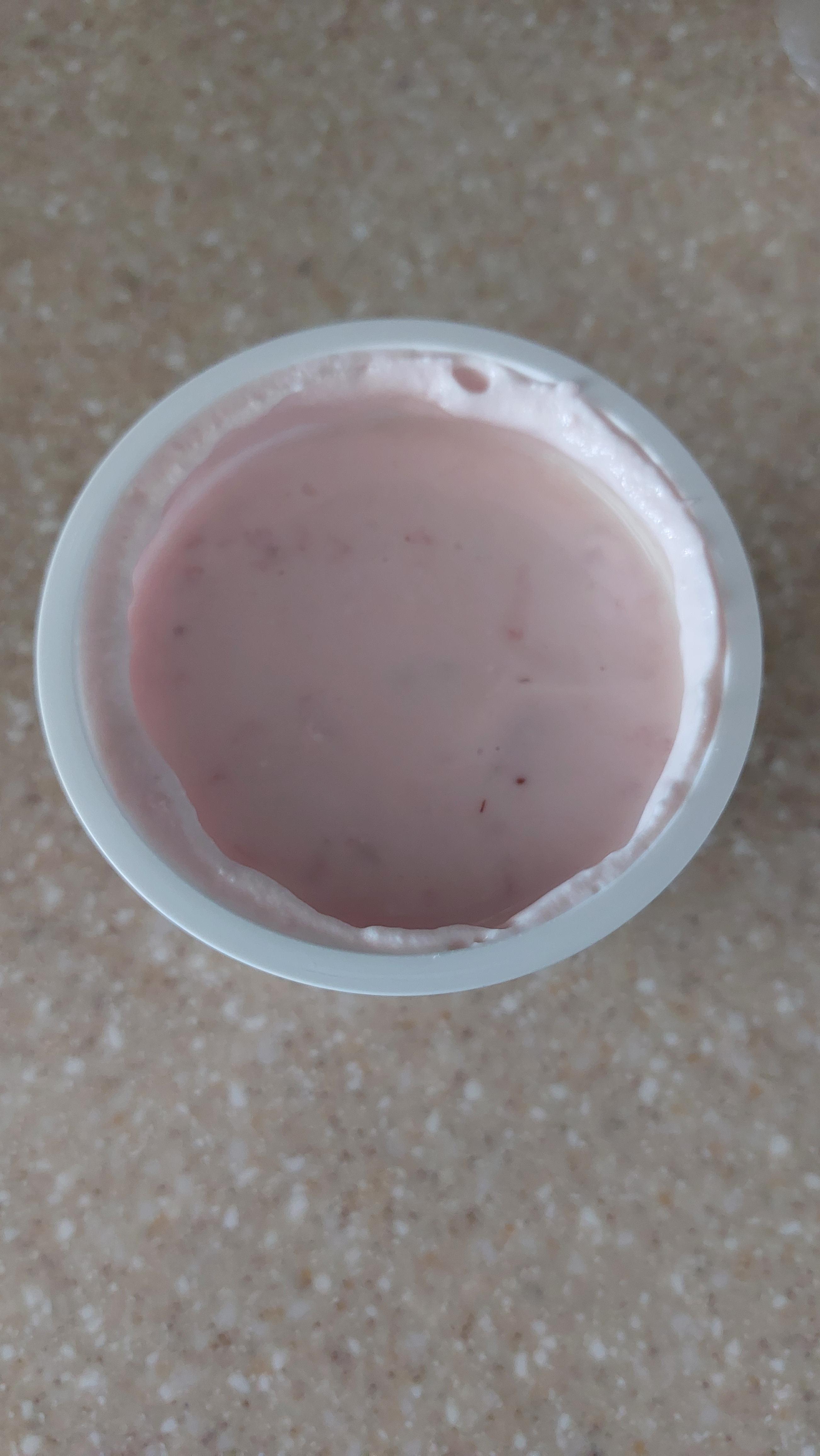 뚜껑을 열자마자 딸기향이 가득