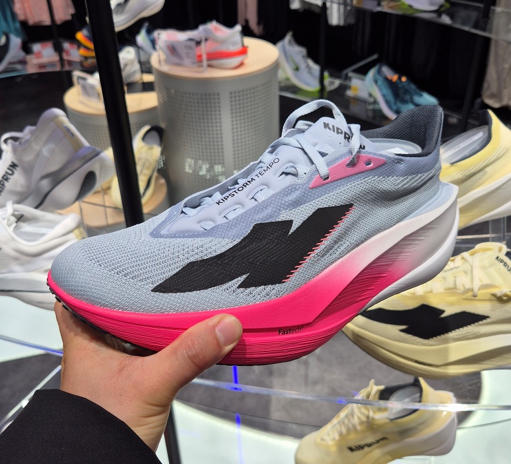 kipstorm tempo 화이트 메쉬 어퍼와 핫핑크 포인트 미드솔