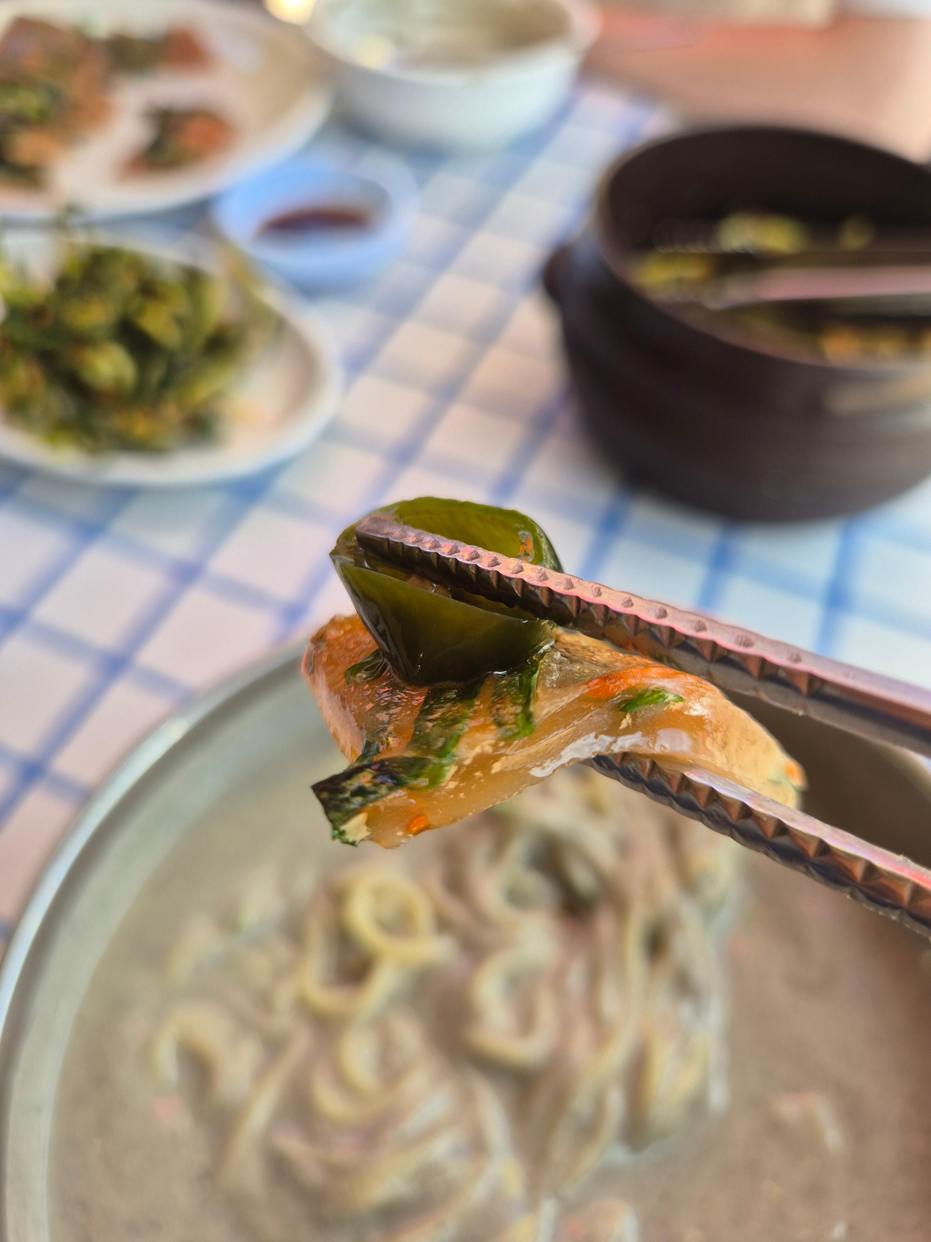 콩국수 한 젓가락에 도토리묵전을 함께 먹는 모습