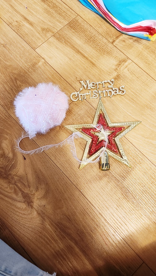 기존 트리에 있엇던 금색과 빨간색으로 장식된 별 장식
