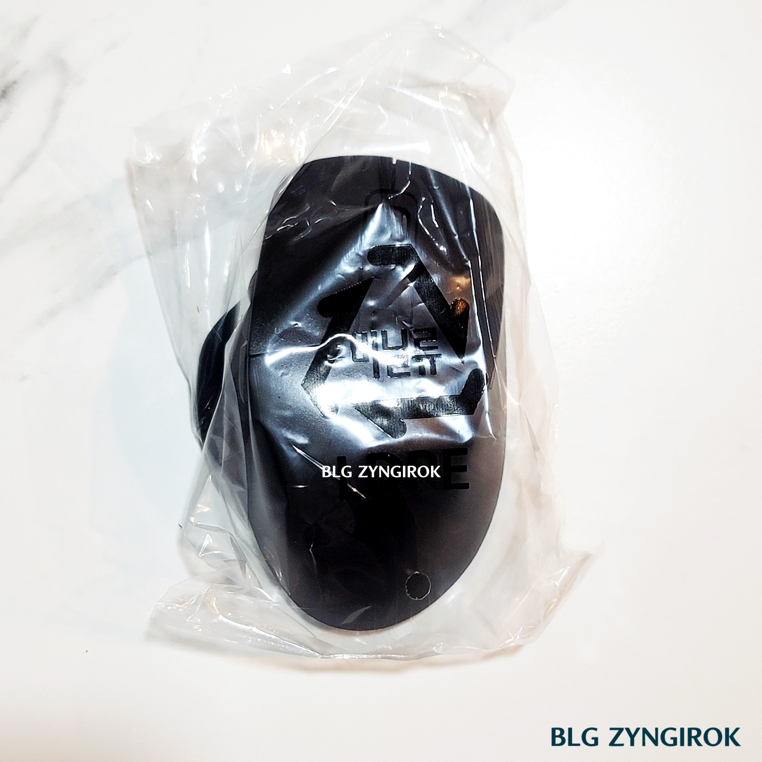 노브랜드 전자기기 : 무선 마우스가 비닐 봉지 안에 담겨있는 모습이다.